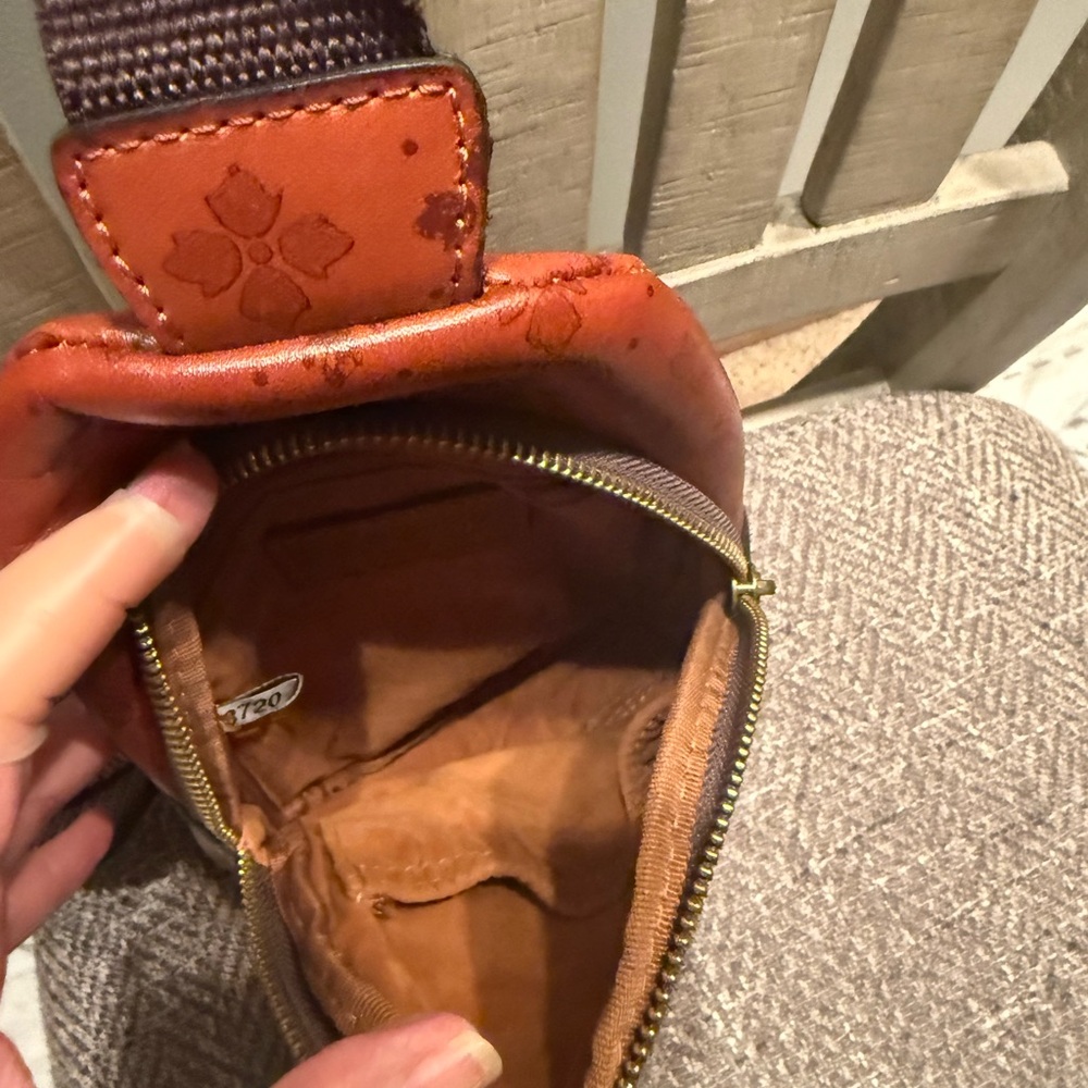 Patricia Nash-Brown Slingback Bag with Coin Purse in Signature print. - Picture 3 of 4